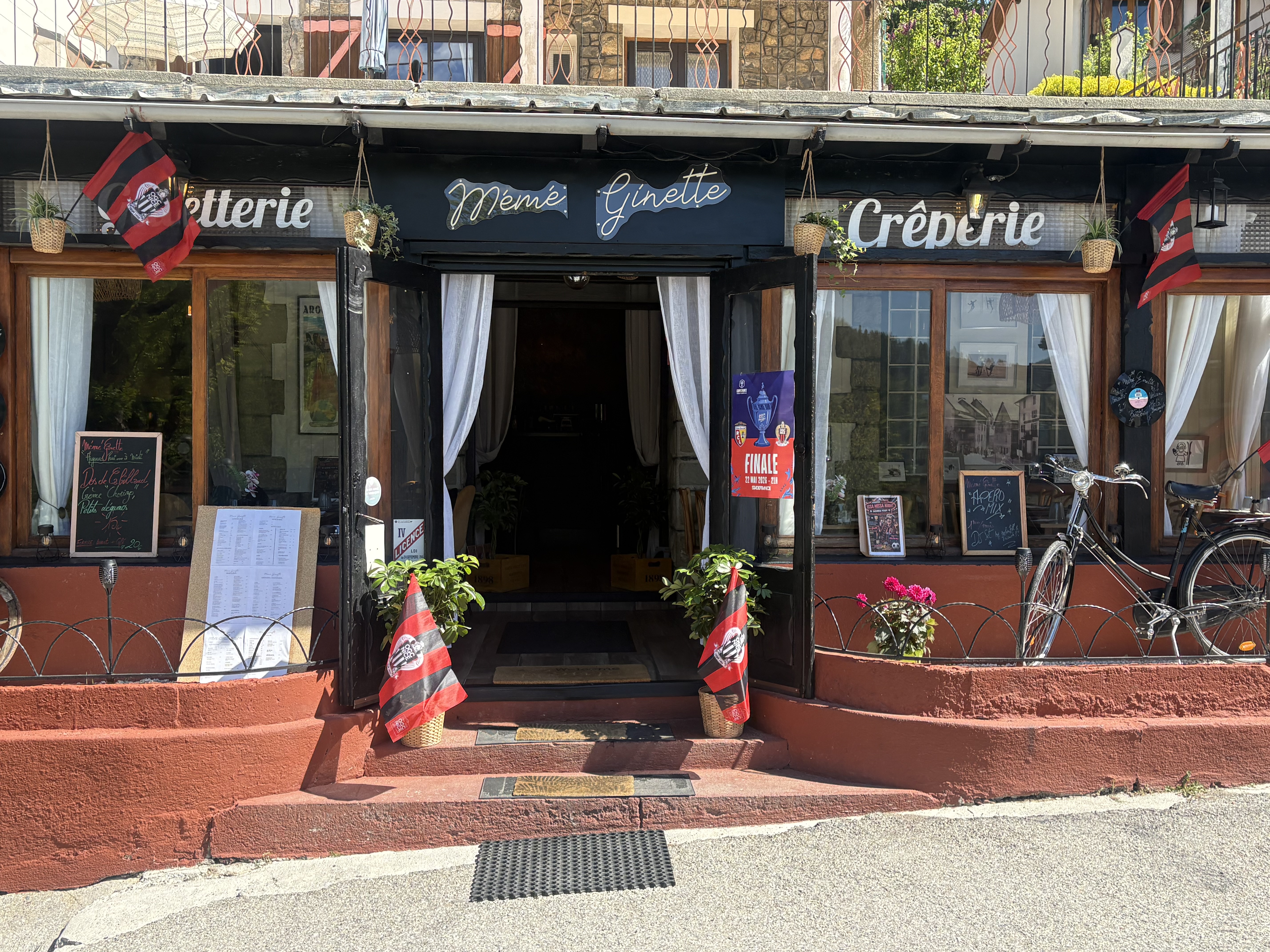Devanture de la crêperie Mémé Ginette à Beuil avec son enseigne